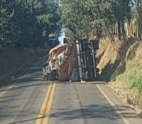 Caminhão carregado com milho tomba após desviar de primeiro acidente na 230